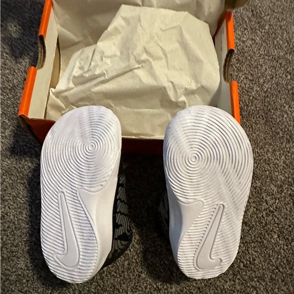 NWT Nike Team Hustle Shoes Size 7c - Picture 6 of 10